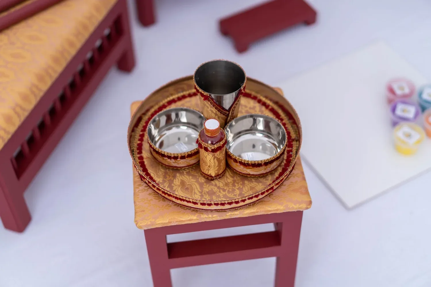 The Peaches & Wine Sagan tray seen from above, with bowls, cup and oil bottle arranged on the tray table.